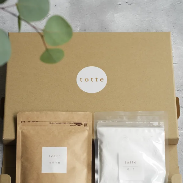 totteのシールを貼った茶色の箱と、型取り材と石こうの袋、ユーカリの葉を添えた様子